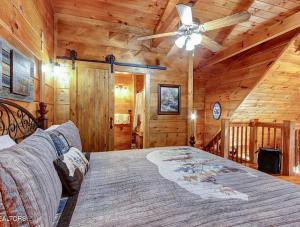 En eller flere senge i et værelse på Bear Country Cabin