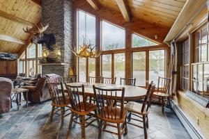 Et opholdsområde på Lodge at Moosehead Lake + 30 billeder