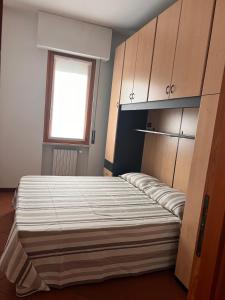 ein Schlafzimmer mit einem Bett in einem Zimmer mit einem Fenster in der Unterkunft Nicole in Francavilla al Mare + 5 Fotos