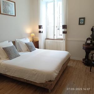 Ένα ή περισσότερα κρεβάτια σε δωμάτιο στο Gîte Donjon