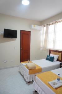 Zimmer mit 2 Betten und TV in der Unterkunft Hotel El Andino in Cúcuta