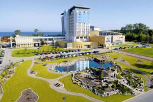 uma vista aérea de um resort com um grande edifício em Prywatny Apartament w Arka Medical Spa em Colberga