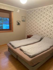 a bedroom with two beds and a window at Apartment AliS in Tønjum