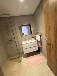 een badkamer met wastafel en douche met spiegel bij Noria Golf Marrakech in Marrakesh +12 foto's