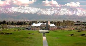 een gebouw op een golfbaan met bergen op de achtergrond bij Noria Golf Marrakech in Marrakesh