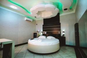 a room with a bed with a cloud on the ceiling at Romanus Piracicaba in Piracicaba +8 photos