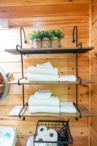 ein Regal in einem Badezimmer mit Handtüchern und Pflanzen in der Unterkunft Gorgeous 32in GatlinburgwFree Tickets to Dollywood,Anakeesta,AquariumClose2RockyTopSportsWorld in Gatlinburg