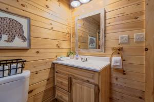ein Badezimmer mit Waschbecken und Spiegel in der Unterkunft Gorgeous 32in GatlinburgwFree Tickets to Dollywood,Anakeesta,AquariumClose2RockyTopSportsWorld in Gatlinburg + 46 Fotos