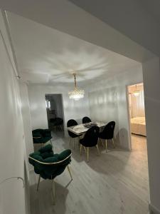 Posezení v ubytování Slatina Cornisiei apartament central 2 camere și living