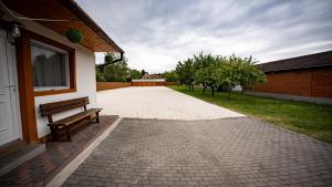 The building in which a vendégházakat is located