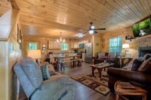 ein Wohnzimmer mit Sofas und ein Esszimmer in der Unterkunft Gorgeous 32in GatlinburgwFree Tickets to Dollywood,Anakeesta,AquariumClose2RockyTopSportsWorld in Gatlinburg