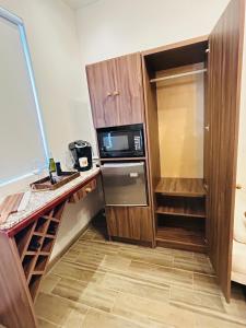 une petite cuisine avec un réfrigérateur et un micro-ondes dans l'établissement Cabaña Moderna, à Rancho Grande
