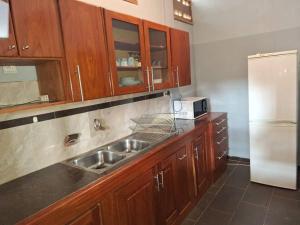a kitchen with a sink and a refrigerator at Villa Privée in Abomey-Calavi