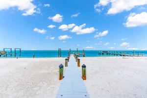 un camino en la playa con un muelle en BeachFront Luxury island Home, en Captiva