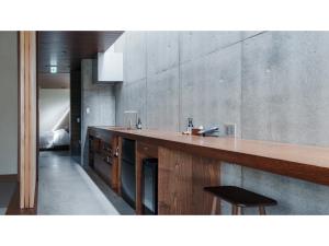 eine Küche mit einer Holztheke und einer Spüle in der Unterkunft Tanegashima Araki Hotel Bekkan - Vacation STAY 57002v in Nishinoomote