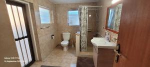 ห้องน้ำของ Cottage in Historic Village & Rooftop Sunset views +48 ภาพ