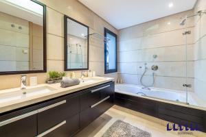 Ένα μπάνιο στο Seaviews Luxury Apt La Quinta By Better Booking +11 φωτογραφίες