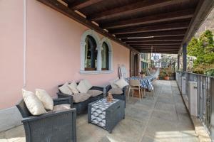 A seating area at Liivv House Apartment - Lake Como