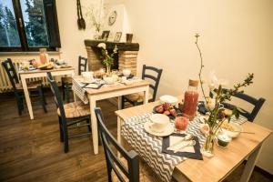 ロレート・アプルティーノにあるDimora Aminaのダイニングルーム(テーブル、椅子、食べ物付)