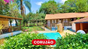 eine Villa mit Swimmingpool in einem Resort in der Unterkunft Pousada Corujão Quadra-SP in Quadra + 15 Fotos