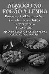 zwei Pfannen mit Essen auf einem Herd mit zwei Tellern mit Essen in der Unterkunft Pousada Corujão Quadra-SP in Quadra