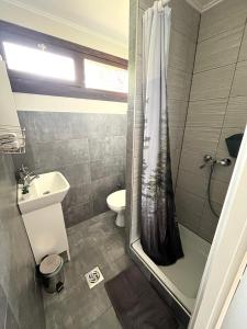 Koupelna v ubytování Aranypart Apartmanházak Tiszakécske + 14 fotografií