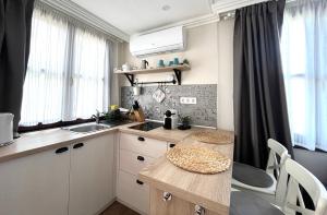 Kuchyň nebo kuchyňský kout v ubytování Aranypart Apartmanházak Tiszakécske