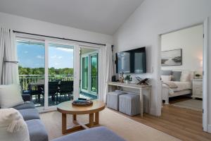 ein Wohnzimmer mit Sofa und Fernseher in der Unterkunft 2910 Atrium Villa in Seabrook Island