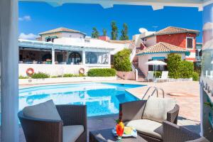 Бассейн в Hotel Stefania Boutique Hotel by the Beach или поблизости