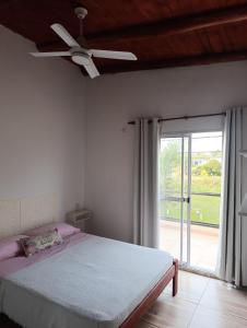 a bedroom with a bed and a ceiling fan at Los Colibríes 2 in San José