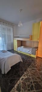 布林迪西Cristal Appartament的一间带两张床的卧室和地毯