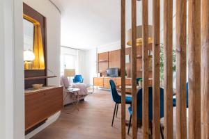 a kitchen and dining room with a table and chairs at Soleado apartamento en el centro de la ciudad in Santander