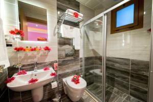 ein Badezimmer mit Toilette, Waschbecken und Dusche in der Unterkunft Kayı Hotel in Fethiye + 22 Fotos