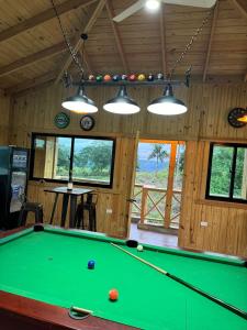 ein Billardzimmer mit einem Billardtisch darin in der Unterkunft Villa para grupos in Concepción de La Vega