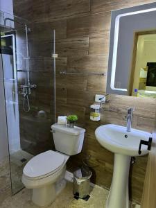 ein Badezimmer mit Toilette und Waschbecken in der Unterkunft Villa para grupos in Concepción de La Vega