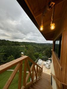einen Balkon einer Holzhütte mit Aussicht in der Unterkunft Villa para grupos in Concepción de La Vega + 16 Fotos