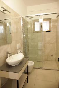 Ένα μπάνιο στο Mejsi Studio Apartment +19 φωτογραφίες