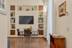 Μια τηλεόραση ή/και κέντρο ψυχαγωγίας στο GOLDEN LUXE - 2 camere con vista sul Duomo +18 φωτογραφίες