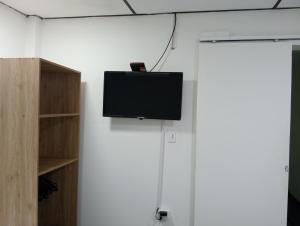 TV a/nebo společenská místnost v ubytování Innovar Casa Hostal