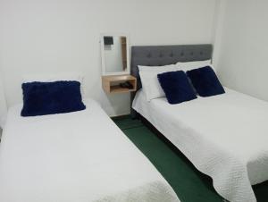 Postel nebo postele na pokoji v ubytování Innovar Casa Hostal