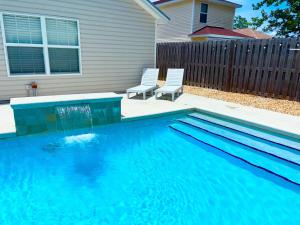 una piscina con 2 sillas frente a una casa en Luxe Pool Casita w Saltwater Pool 25 Min to PCB, en Panama City