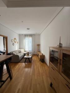 una sala de estar con un sofá y una mesa en Galarza Suite, en Cáceres