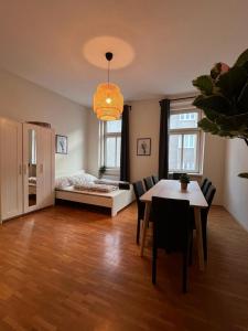 Ένα ή περισσότερα κρεβάτια σε δωμάτιο στο 90 m2 Stylish Apartment with Free Parking