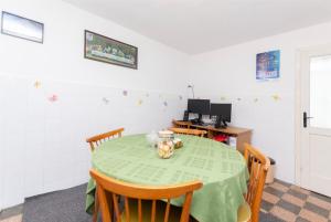 Televízia a/alebo spoločenská miestnosť v ubytovaní House Villa Marija