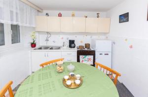 Kuchyňa alebo kuchynka v ubytovaní House Villa Marija