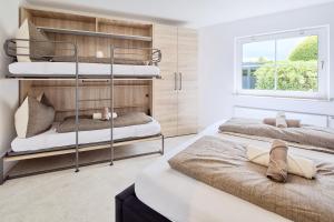 two bunk beds in a room with a window at Ferienwohnung Auszeit in Attendorn