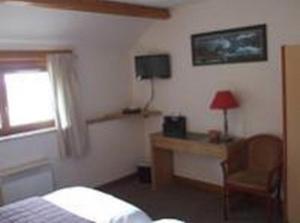 TV a/nebo společenská místnost v ubytování LOGIS - Auberge Du Colombier