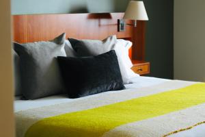 Postel nebo postele na pokoji v ubytování Park Lake Luxury Hotel