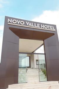 een bord van het Novo Valley Hotel aan de zijkant van een gebouw bij Novo Valle Hotel in Itinga