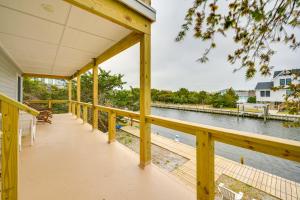 Balcon ou terrasse dans l'établissement Waterfront Getaway with Dock and Views in Ocracoke!